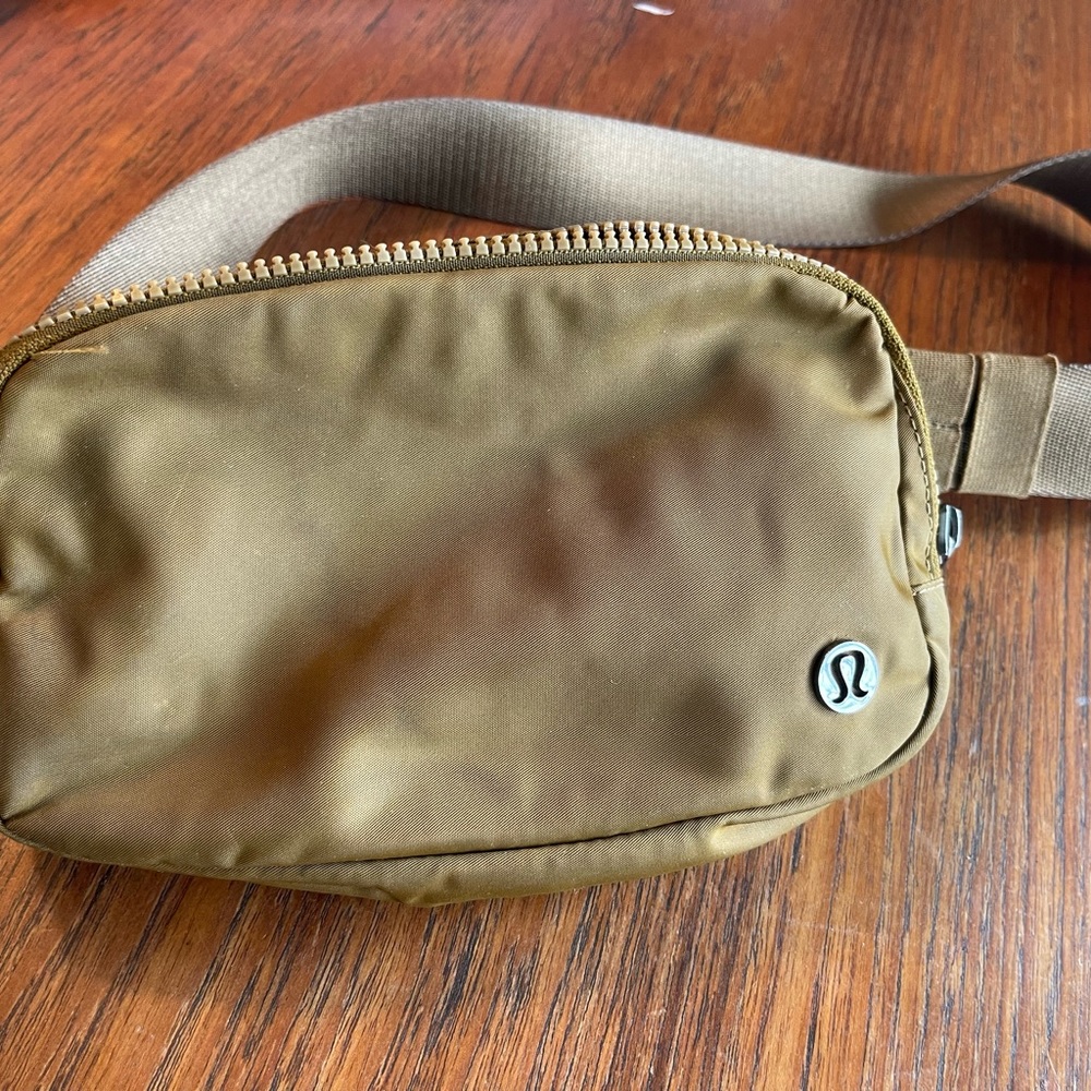 Lululemon everywhere belt bag - burnt caramel